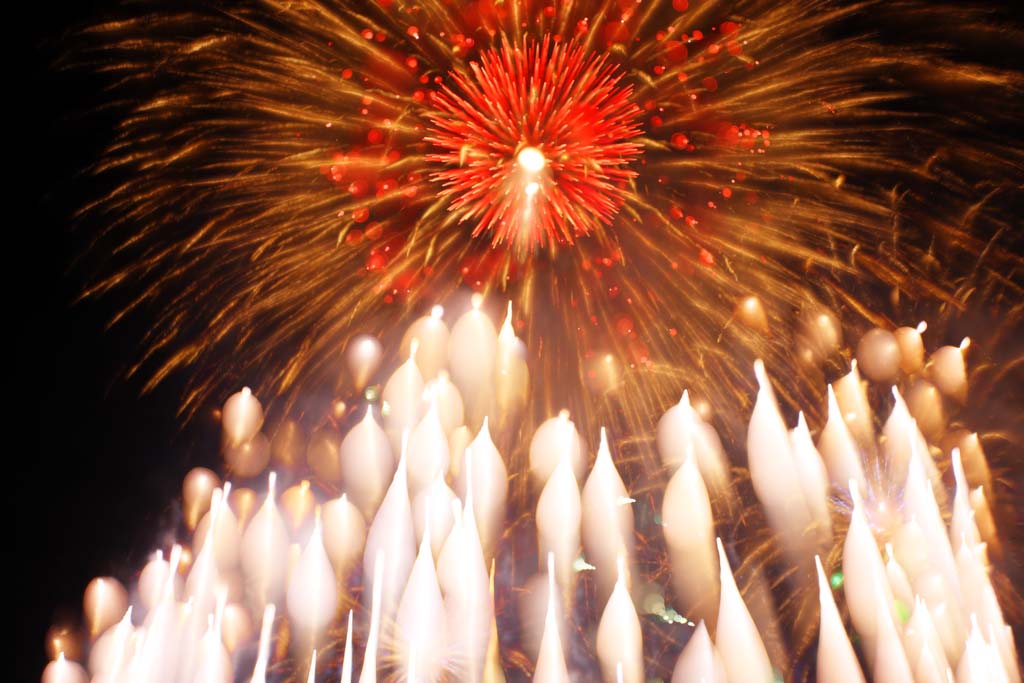 Foto, materiell, befreit, Landschaft, Bild, hat Foto auf Lager,Tama-Fluss Feuerwerk Demonstration, Das Starten von Feuerwerk, natürliche Szene oder Gegenstand, der poetischen Charme der Jahreszeit des Sommers hinzufügt, Signalfeuer, Helligkeit