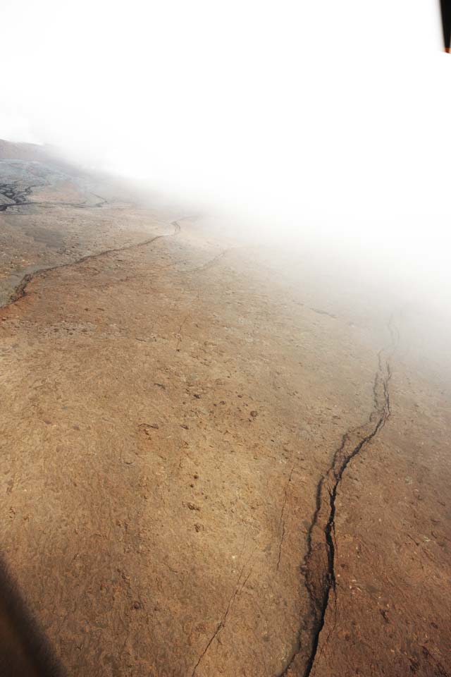 写真,素材,無料,フリー,フォト,クリエイティブ・コモンズ,風景,壁紙,ハワイ島　空撮, 溶岩, 火口, 地割れ, 砂漠