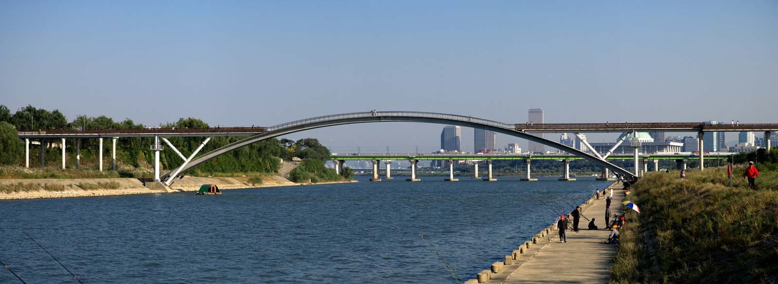 Foto, materiell, befreit, Landschaft, Bild, hat Foto auf Lager,Een brug tegenover de Han, Brücke, Spaziergänger, großer Fluss, Die Oberfläche des Wassers