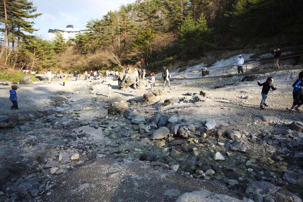 Foto, materiell, befreit, Landschaft, Bild, hat Foto auf Lager,Ein Flussufer vom Kusatsu heißer Frühlingswesten, Stein, heißer Frühling, Schwefel, Buddhistischer Dienst für hatte eine Fehlgeburt Kinder