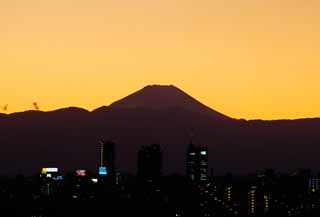 写真,素材,無料,フリー,フォト,クリエイティブ・コモンズ,風景,壁紙,夕暮れの富士山, 富士山, ビル, 光筋, 山