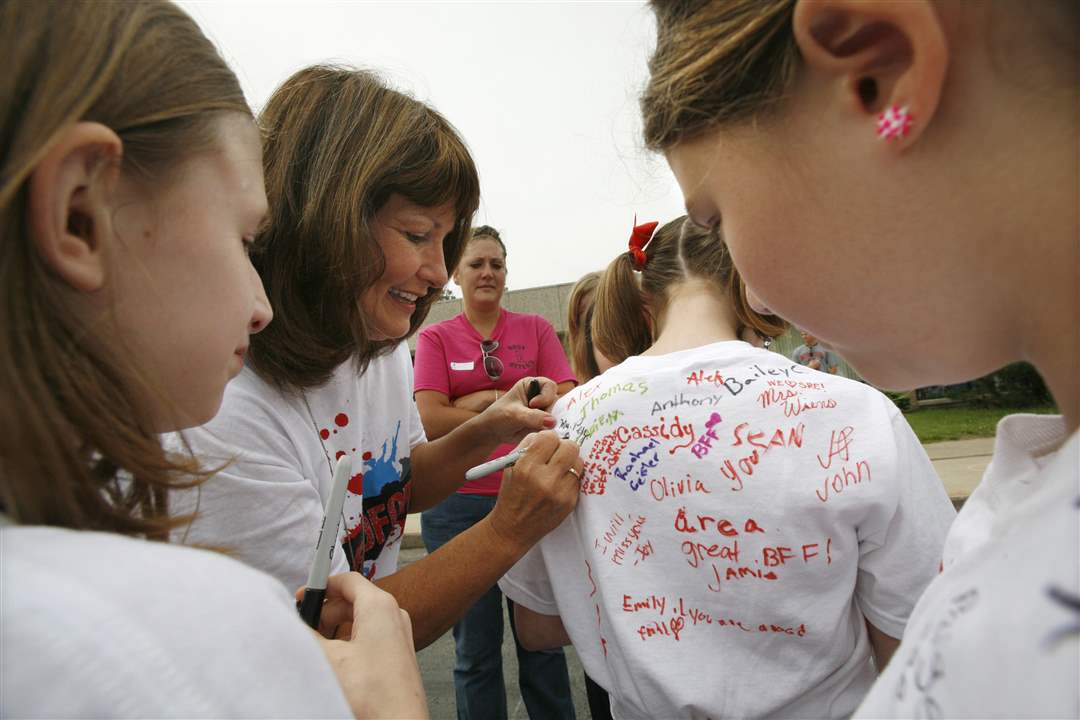 Smith-Road-Elementary-Carol-Perz-shirt-sign