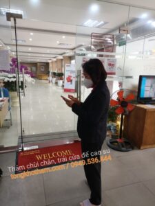 Thảm chùi chân trải cửa văn phòng