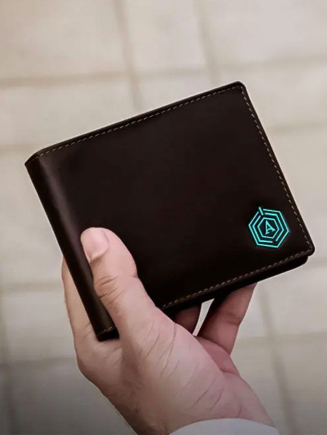 Arista Vault Wallet-bot Classic: This wallet has built-in powerbank and more smart features