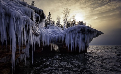 🎶Came through drippin’ (drip, drip)
🎶Icicles on the ledge, they drippin’ (ice)
Frosty and intricate, icicles hang like ornate chandeliers at Apostle Islands National Lakeshore. Protecting 21 islands and 12 miles of Wisconsin shoreline on Lake...