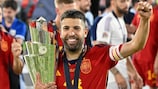 Jordi Alba, con el trofeo de la UEFA Nations League tras el triunfo de España