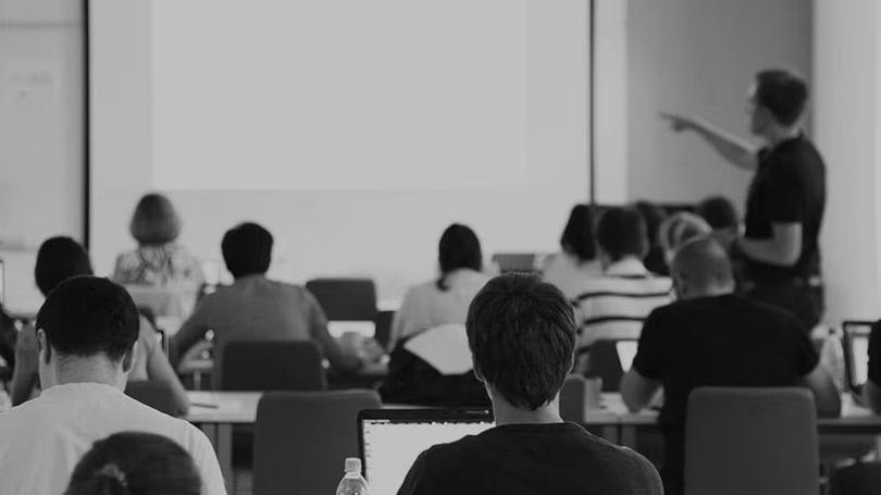 Enseignant dans une salle de classe