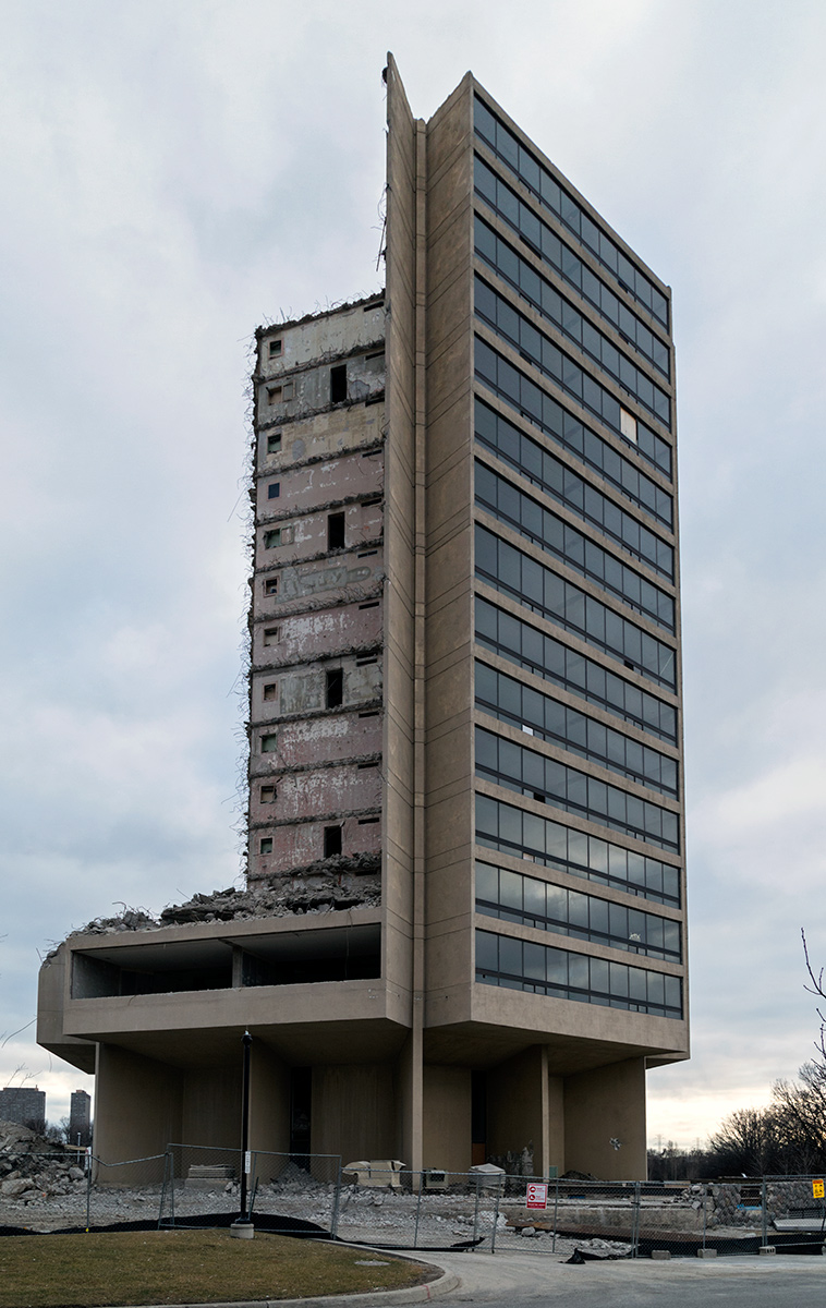 20141229. The remaining Inn on the Park building (c.1971) at Egl