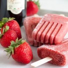 Sweet and sour combine in a beautiful way in these strawberry balsamic popsicles. A classic combination of flavours.