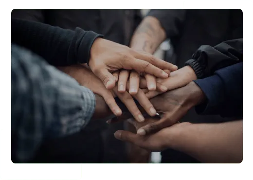 Imagen de manos apiladas, como en un huddle previo al juego