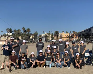 Foto del equipo de Gumgum en un evento de limpieza de playas en Santa Mónica, California