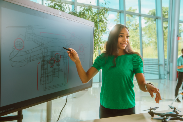 Frau steht am Whiteboard