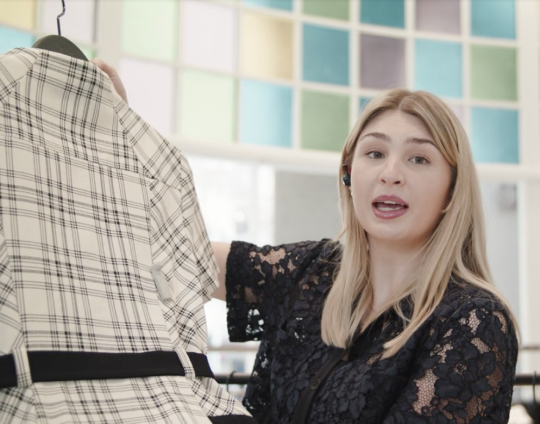 Mujer sosteniendo una chaqueta