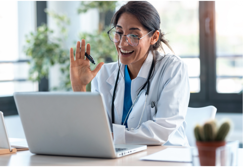 docteur passant un appel Zoom sur son PC portable