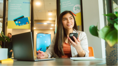 Donne al telefono alla scrivania in ufficio