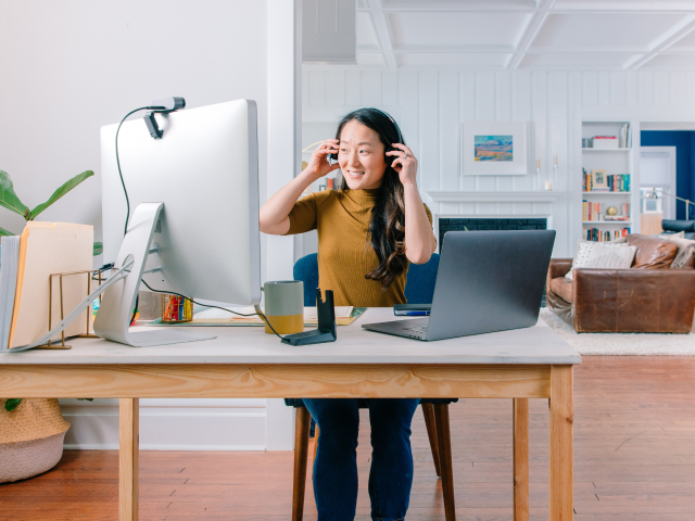 Femme derrière un bureau