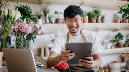 dipendente di un negozio di fiori al tablet