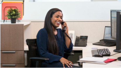 wanita berbicara di telepon