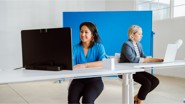 Zwei Frauen arbeiten am Schreibtisch