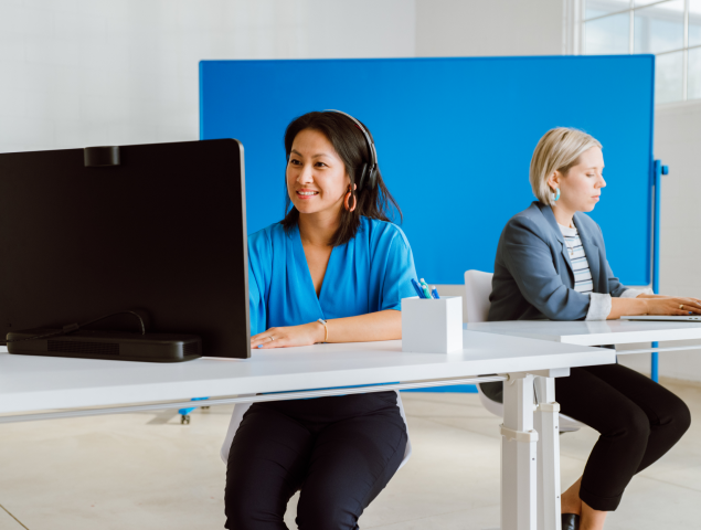 Deux femmes travaillant à un bureau