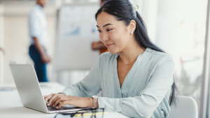 Vrouw achter de computer