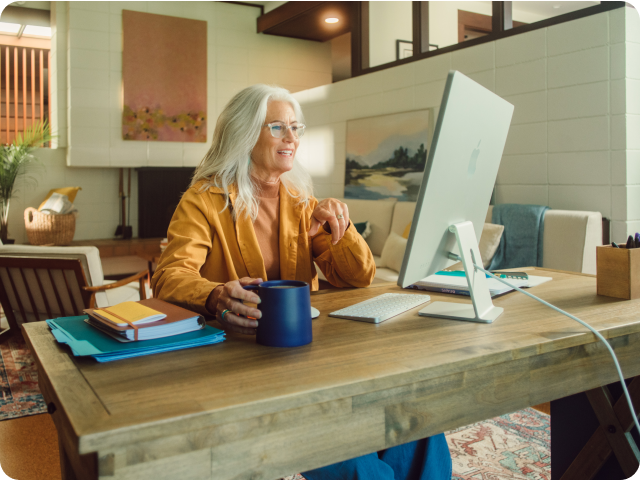 Signora anziana al computer