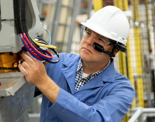 Ingenieur mit Schutzhelm