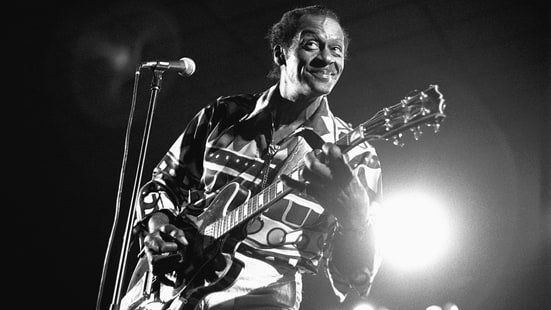 http://img.wennermedia.com/featured-promo-551/chuck-berry-dead-2017-read-obit-0c7f52fc-9189-4110-aa64-7130948ad661.jpg