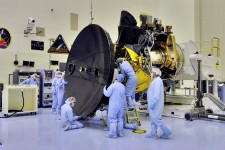 Mars_Reconnaissance_Orbiter_HGA_installation