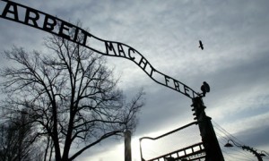 The-sign-at-the-Auschwitz-001