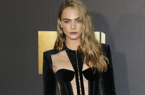 Oblečte se jako Cara Delevingne – modelka, která se nebojí být jiná!