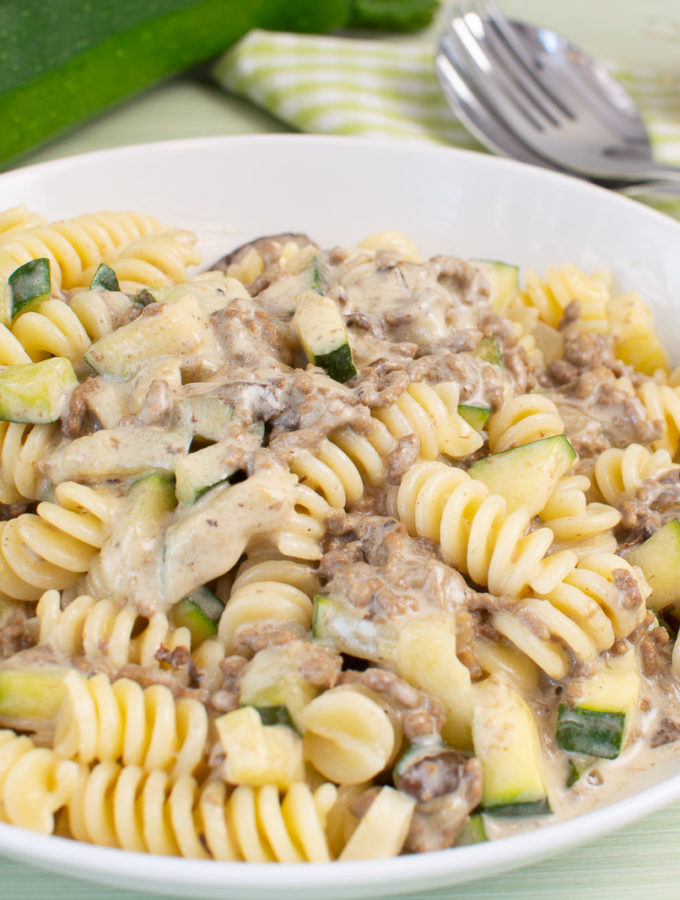 NUDELN MIT HACKFLEISCH, CHAMPIGNONS UND ZUCCHINI IN KÄSESAUCE