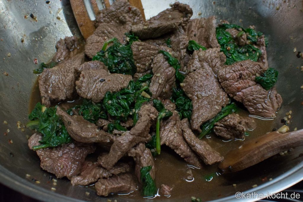 Scharfes Rindfleisch mit Spinat