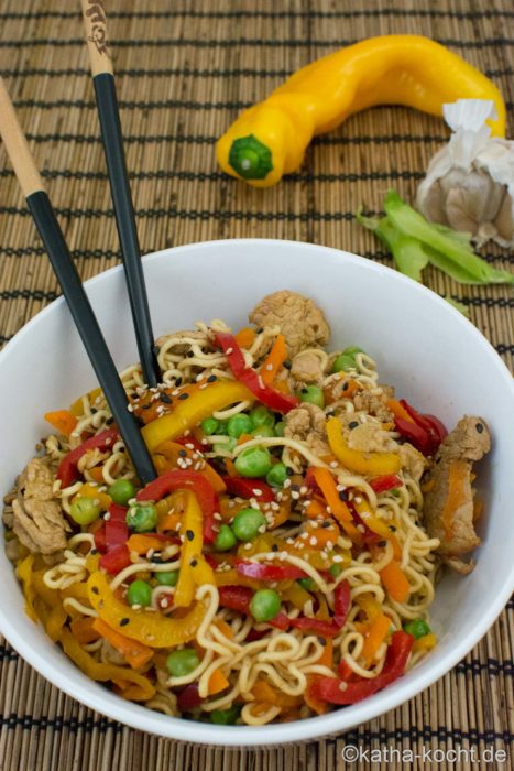 Wok Nudelpfanne mit Schweinefleisch, Paprika und Erbsen