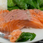 Sanft gegarter Lachs mit Spinatsalat