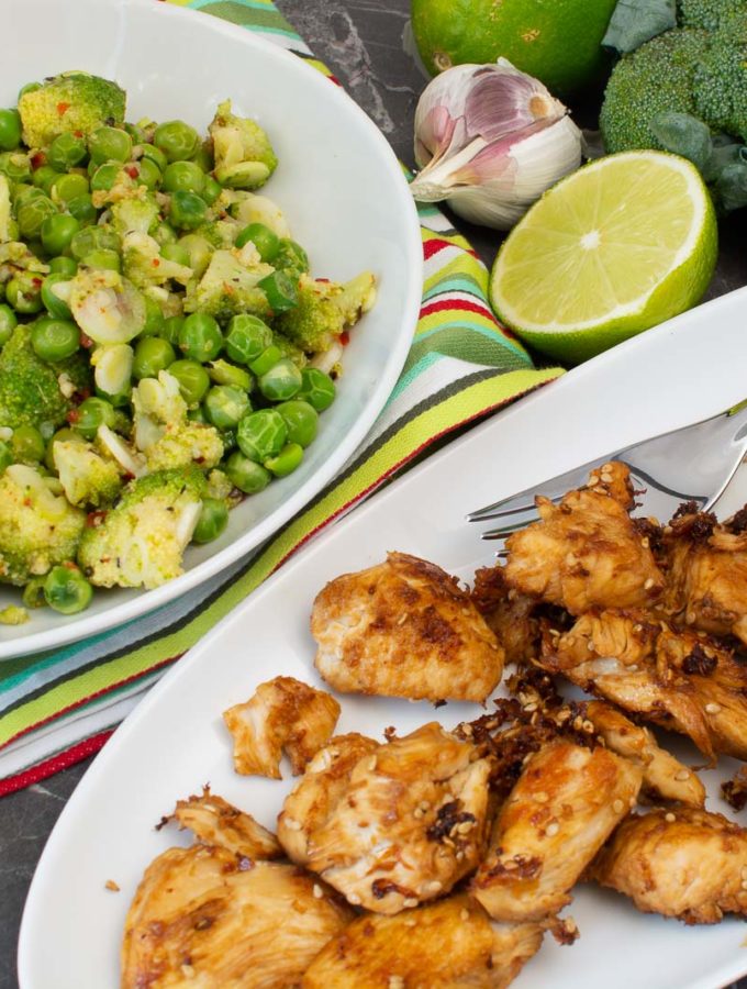 Brokkoli-Erbsensalat mit Honig-Sesam Hähnchen