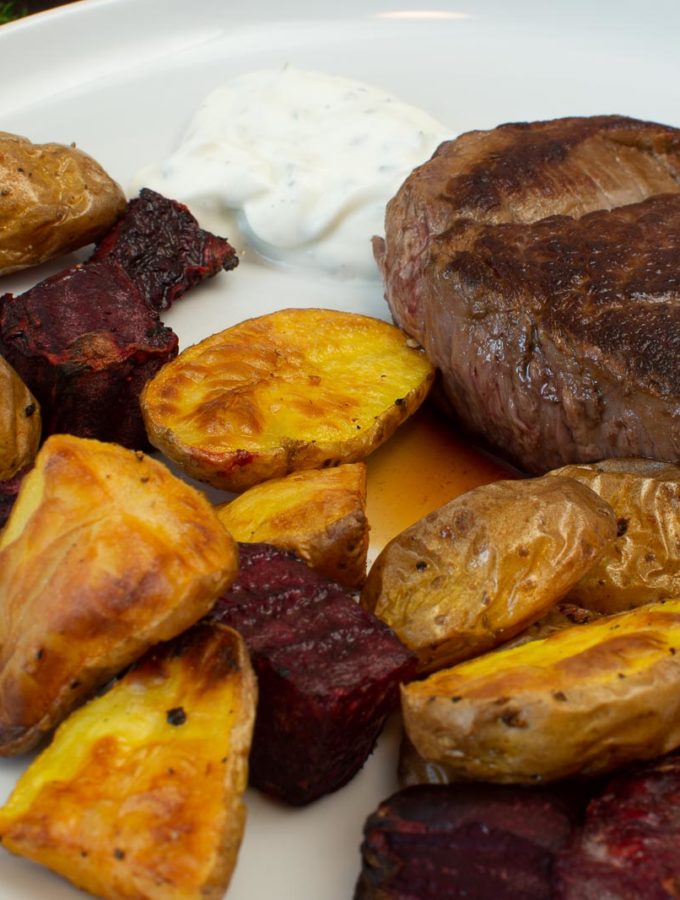 Rinderfilet mit roter Bete und Kartoffelspalten