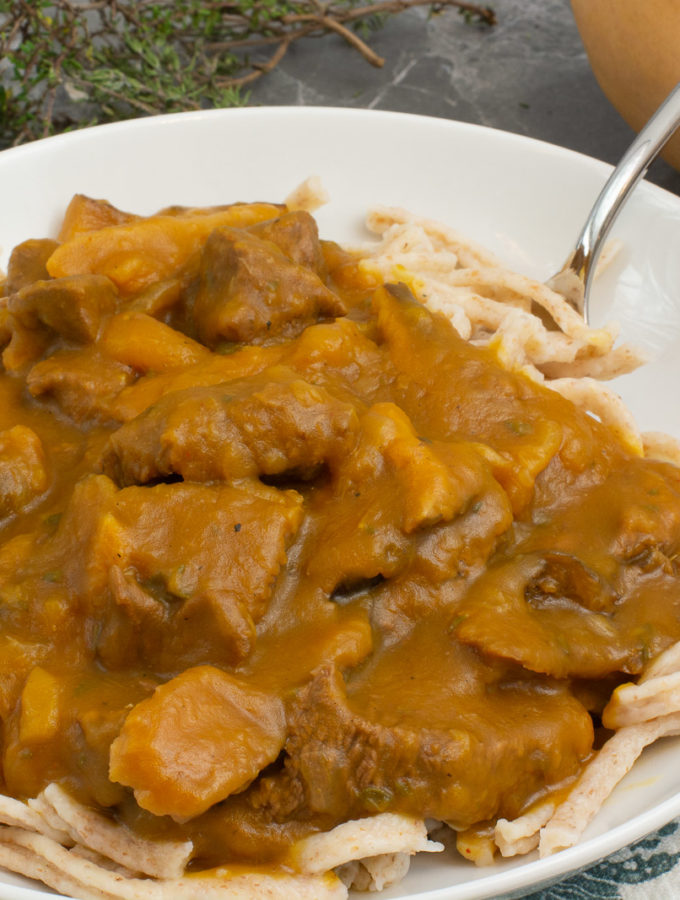 Rindergulasch mit sämiger Malzbiersauce, Steilpilzen und Spätzle auf einem tiefen Teller angerichtet.