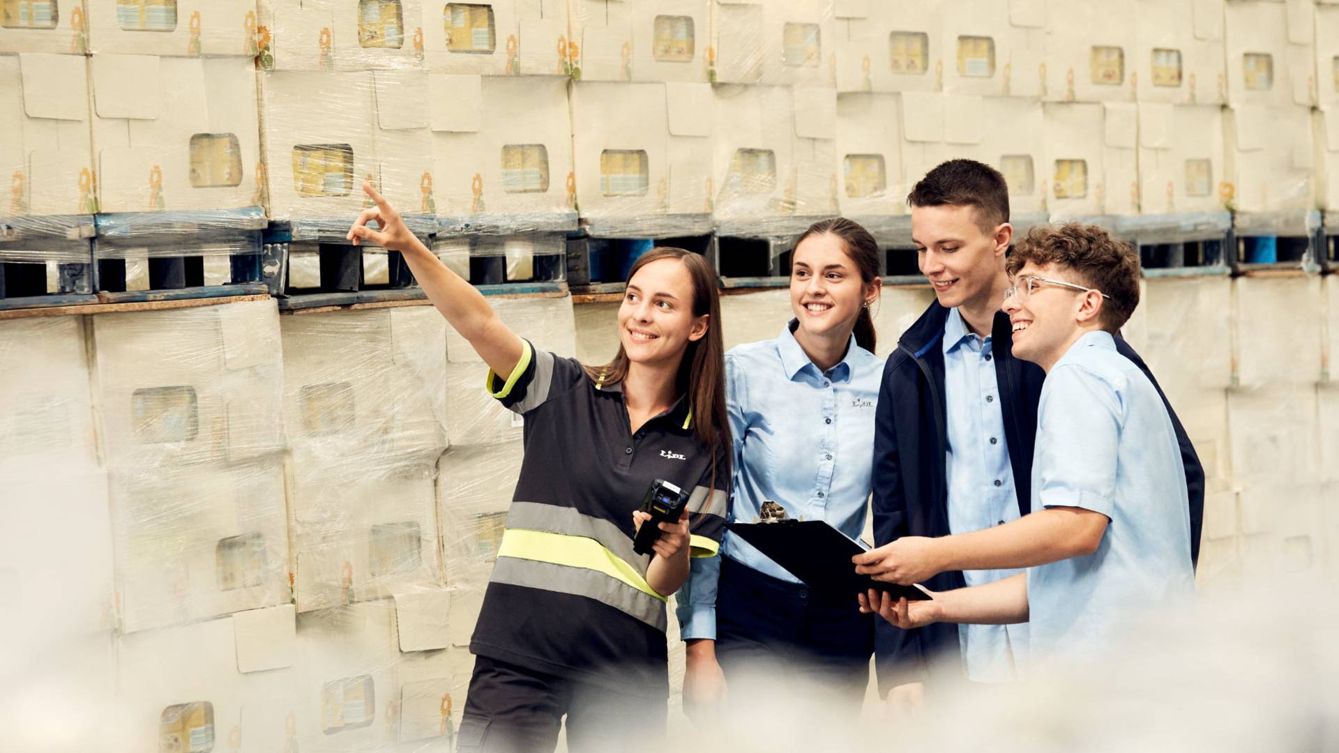 Schüler im Logistiklager