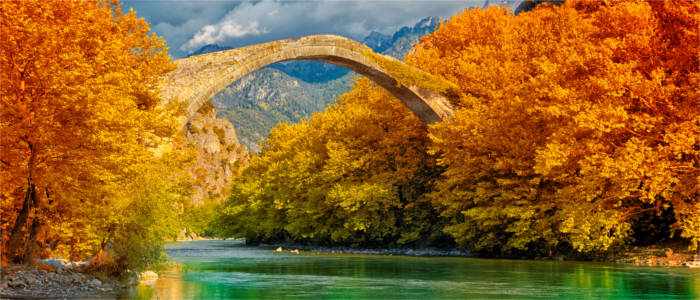 Steinbrücke über dem Aoos-Fluss in Konitsa