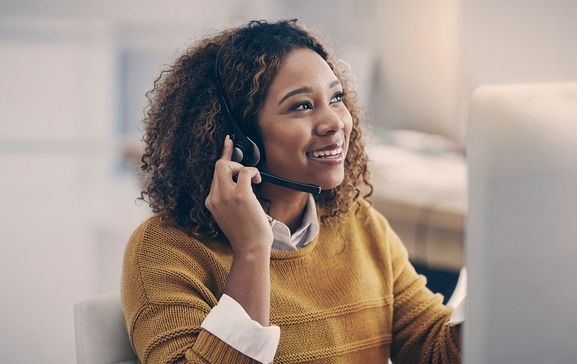 Frau im Büro telefoniert mit Headset.