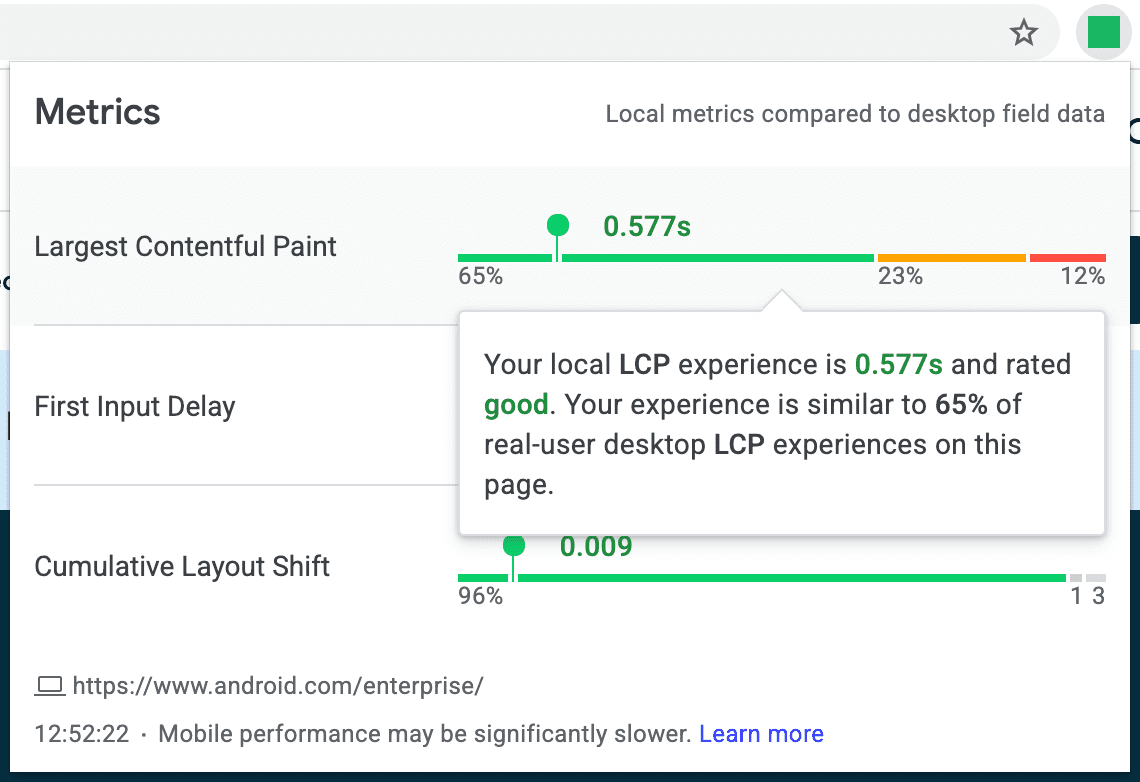 Captura de pantalla de la extensión de Métricas web en la que se muestra una explicación de cómo se relaciona la experiencia de LCP local con los datos de campo de usuarios reales de computadoras de escritorio.