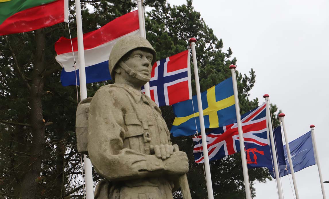 I forbindelse med afslutningen JEF-øvelsen Joint Protector i Nymindegablejren afholdt det brtiske hovedkvarter Standing Joint Force Headquarters (SJFHQ) en parade i anledning af Remembrance Day, hvor soldaterne fra de 10 nationer mindedes afslutning på Første Verdenskrig 11. november 1918.