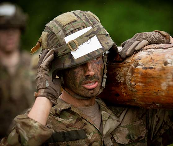 HRU eleverne fra Trænnregimentet afslutter deres Pres-tur med den berygtede Fase 2: hårde, udmattende samarbejdsøvelser med træstammer.