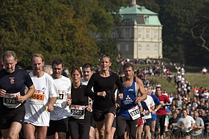 Løberne ved ca. 10km mærket med Eremitagslottet i baggrunden.