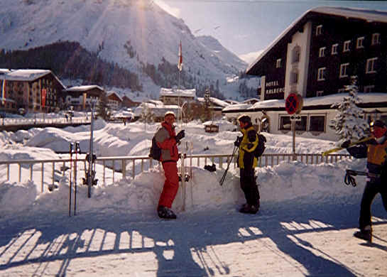 Lech by. Marting og Thomas nyder udsigten til floden der går gennem Lech. For at komme tilbage mod Zürs skal vi med Rüfikopf I/II kabineliften op til Rüfikopf (2362 m) og vi er nød til at spasere med ski gennem Lech.