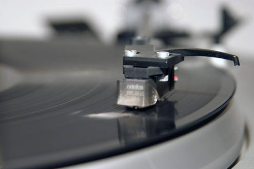 Macropicture of recordplayer C.E.C Chuo Denki with Ortofon pin.