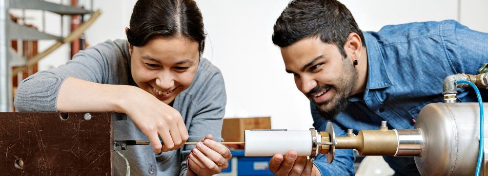 Two young researchers in lab. Photo NTNU