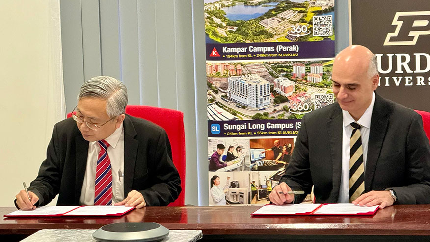 Dimitrios Peroulis (right), Purdue’s senior vice president for partnerships and online, signs an agreement with Ewe Hong Tat, president and CEO of Universiti Tunku Abdul Rahman, signifying new cooperations in the areas of data science and artificial intelligence. (Photo provided)

