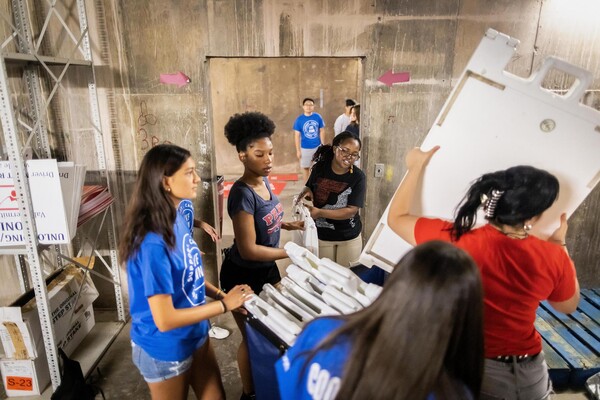 Move-In coordinators gather signs to put around Penn’s campus.